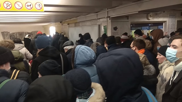 Заміна турнікетів: У час пік натовп люде…
