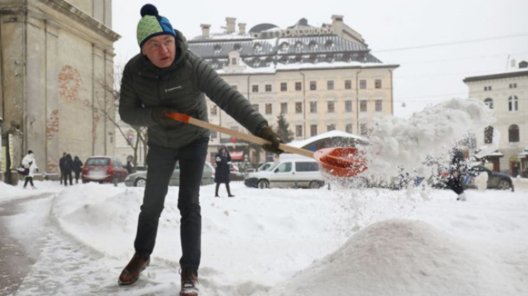 Як Львів бореться зі снігом, а сніг – зі…