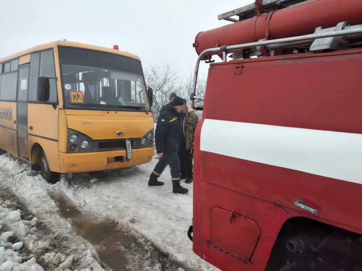 В Одесской области в снегу застрял школь…