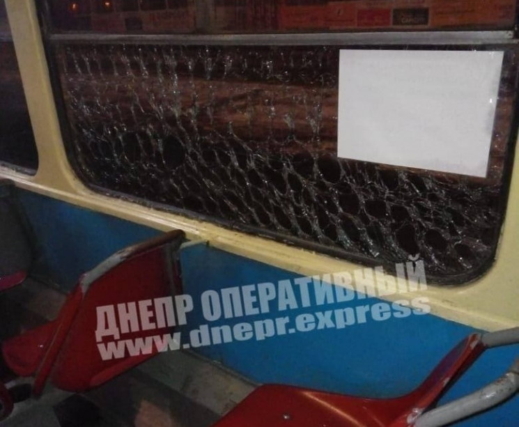 У Дніпрі вандали розтрощили вікно трамва…