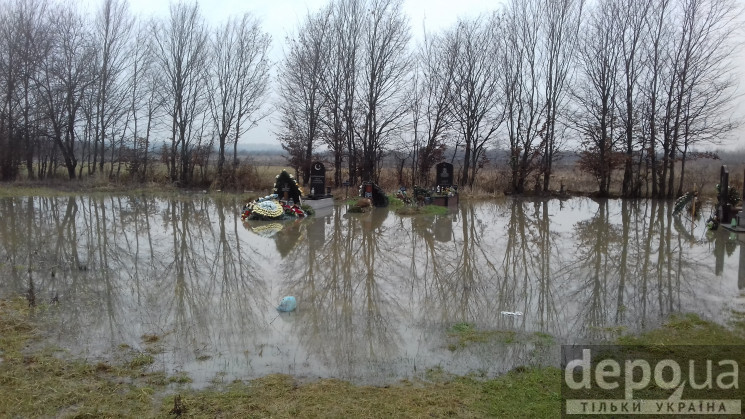 Затоплене кладовище у Мукачеві: Як залит…