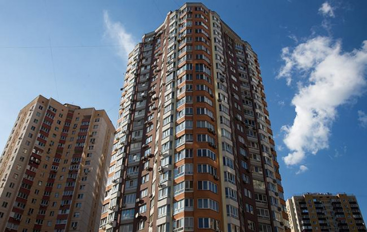 В Киеве человек выпал с 12 этажа и отдел…