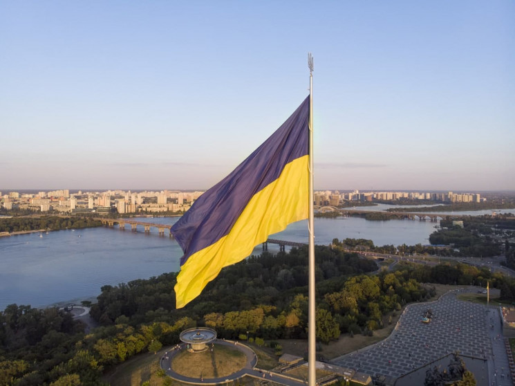 Негода у Києві: Головний прапор України…