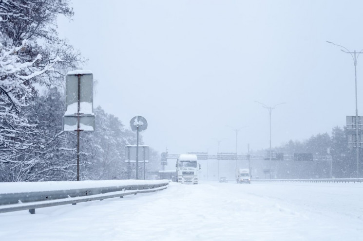Из-за снегопада в Киевской области огран…