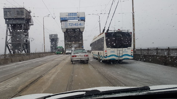 На мостах образовались пробки, стоят тро…