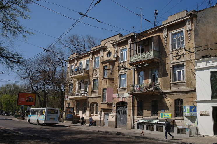 В Одессе на одной из площадей вводят дву…