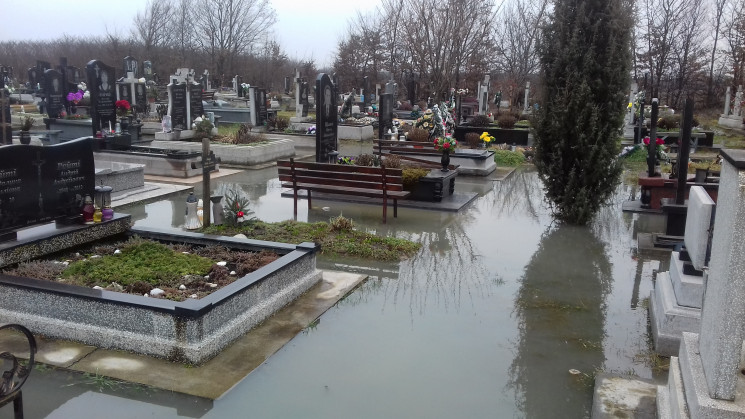 Вода із підтопленого кладовища потрапила…