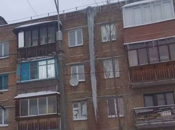 В Киеве на многоэтажке образовалась 10-м…