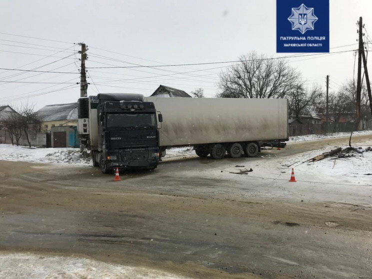 В Харькове грузовик снес столб: На водит…