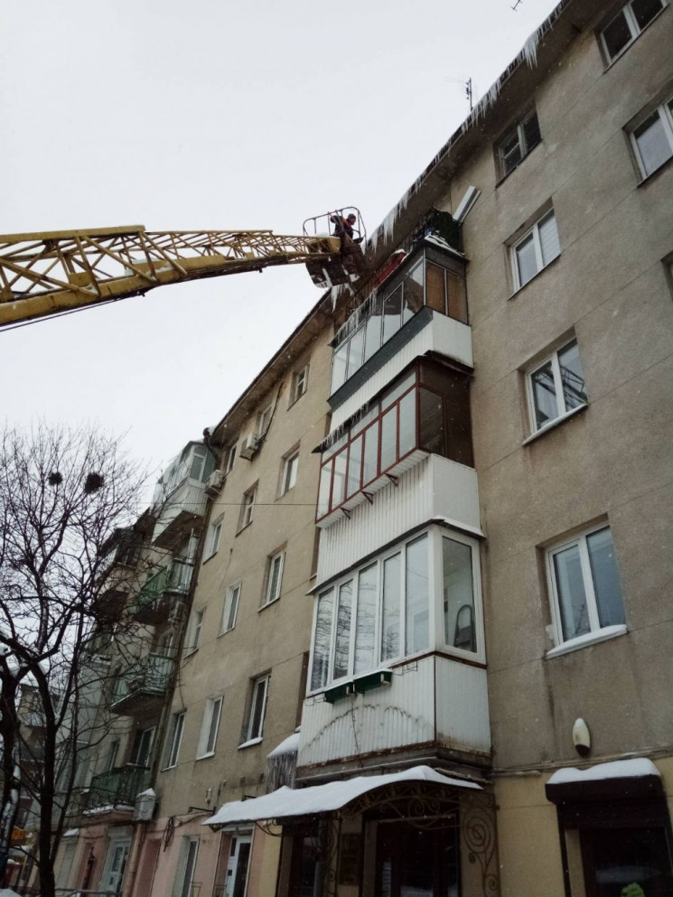 У Львові виникла загроза падіння снігу і…