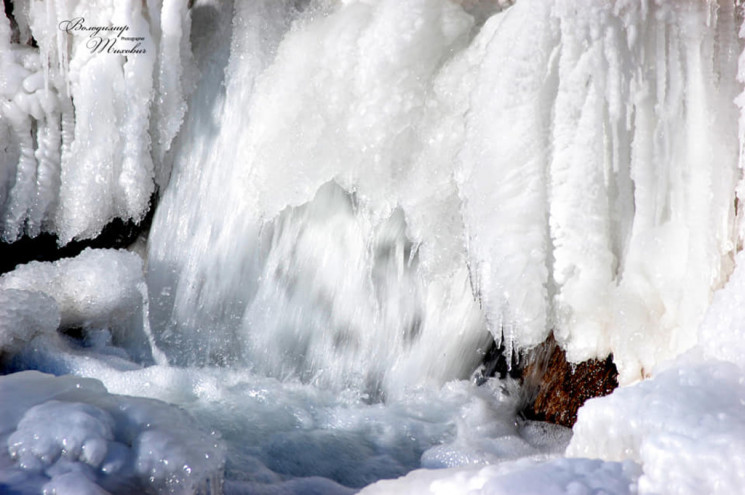 Замерз самый большой равнинный водопад У…