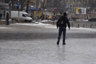В Одессе снова заснежило: На дорогах обр…