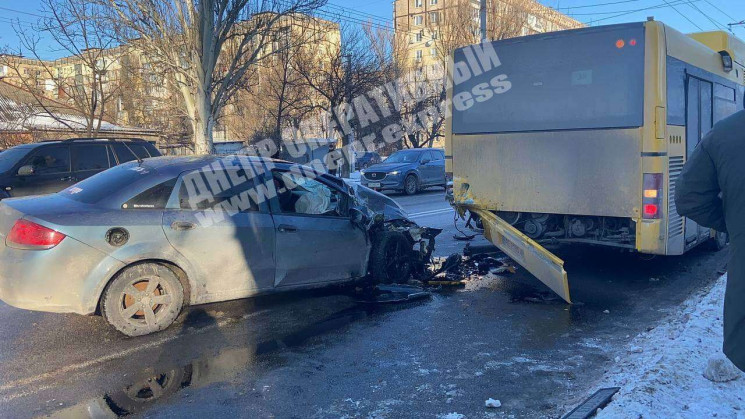 У Дніпрі легковик протаранив великий авт…