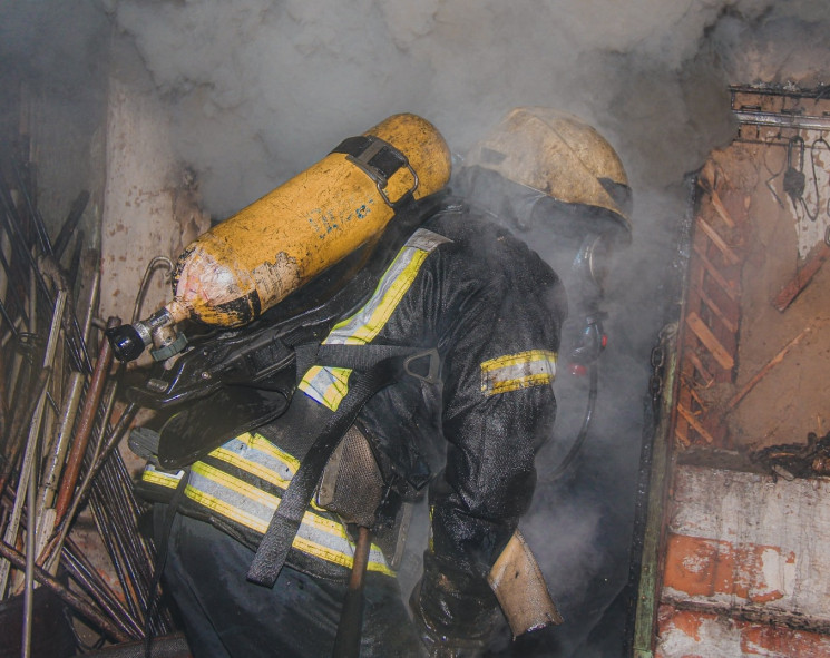 Пожежі у Києві: Рятувальники знайшли два…