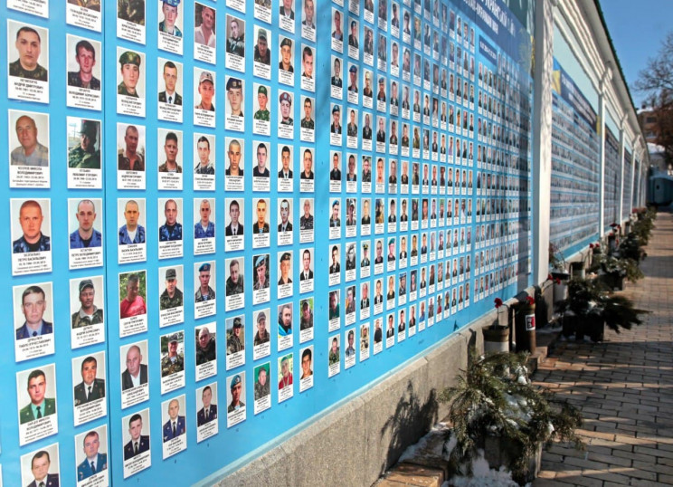 В Киеве почтили память погибших в боях з…