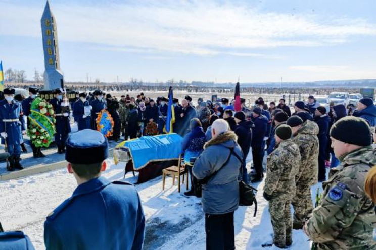 В Харькове простились с военным, который…