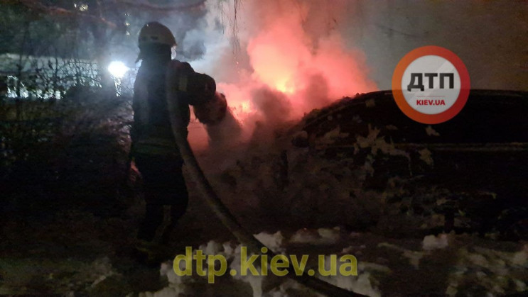 В Киеве подожгли автомобиль известного б…
