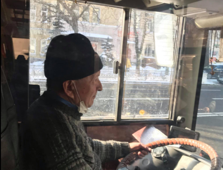 В Киеве водитель автобуса не пустил пасс…