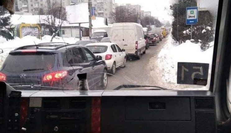 У Львові автомобілі швидкої допомоги чер…