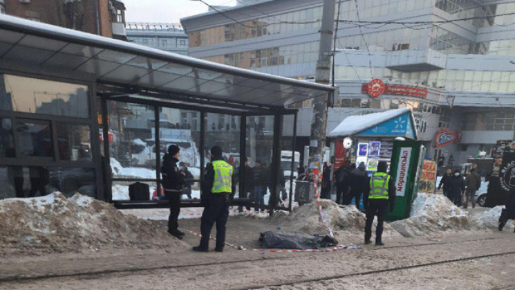 У Києві чоловік помер на зупинці від пер…