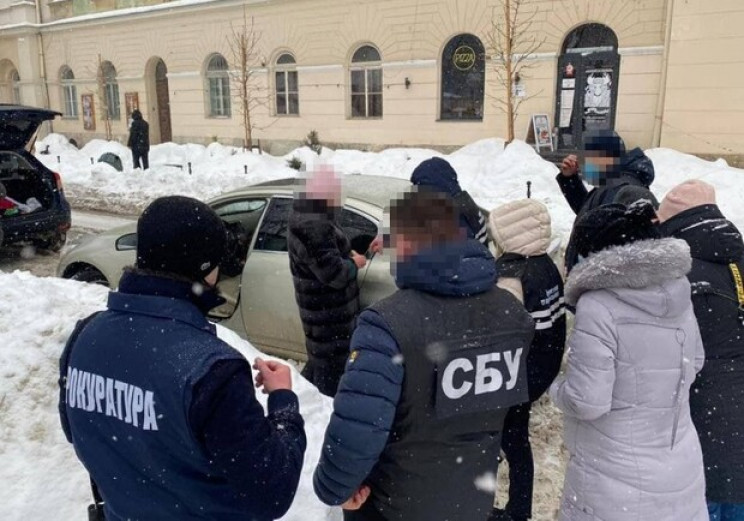 Біля театру Заньковецької у Львові відбу…