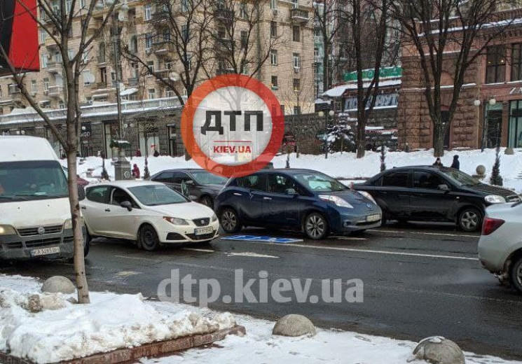 У Києві на Хрещатику "втомився" дорожній…