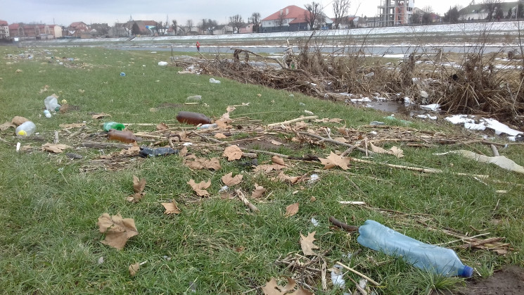 У Мукачеві набережна потопає у смітті…