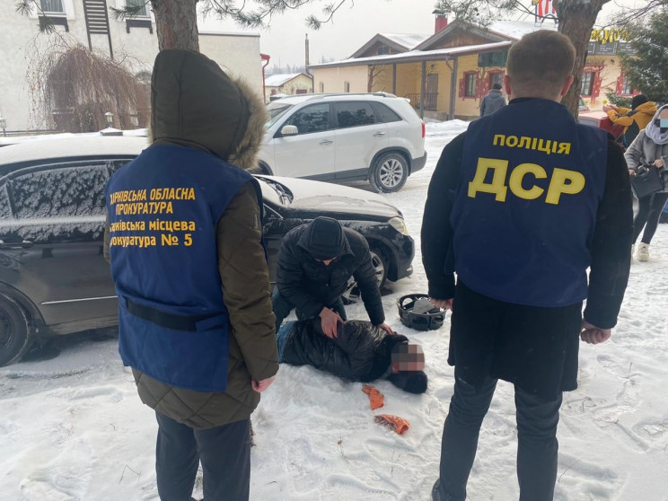 В Харькове чиновник при задержании за вз…
