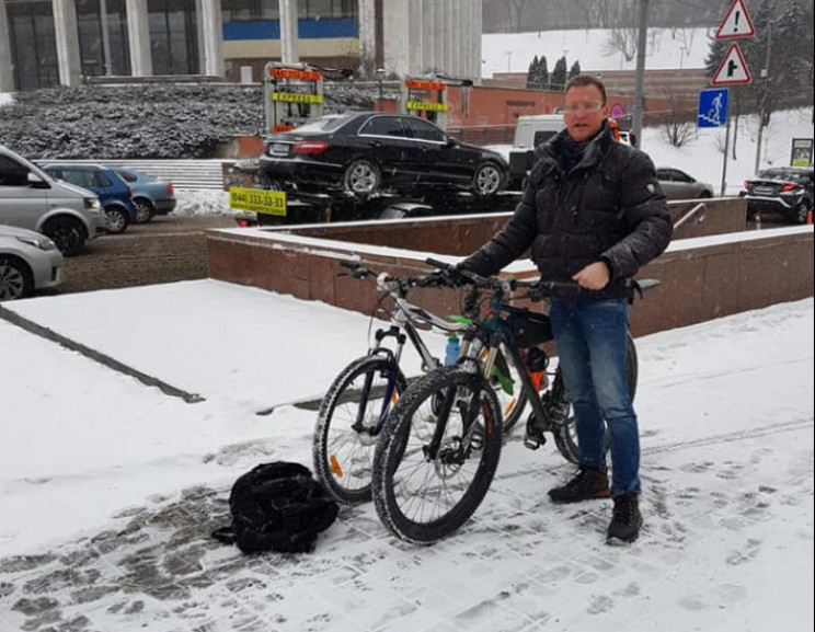 В Киеве возле здания НАБУ украли велосип…