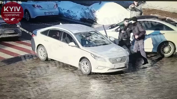 В Киеве посреди дороги водитель убил пеш…