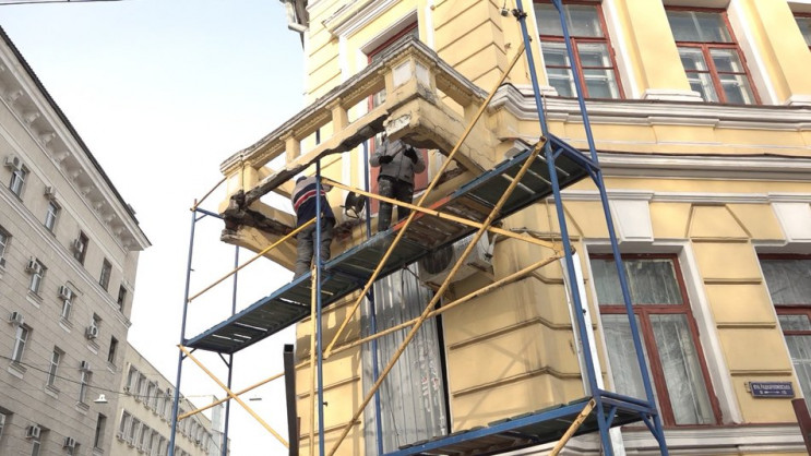 В центре Харькова демонтируют остатки му…