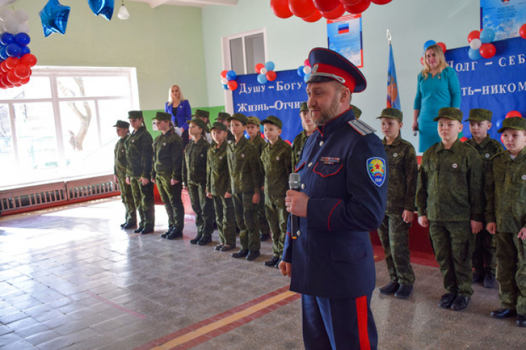 В "ЛНР" провели посвящение школьников в…