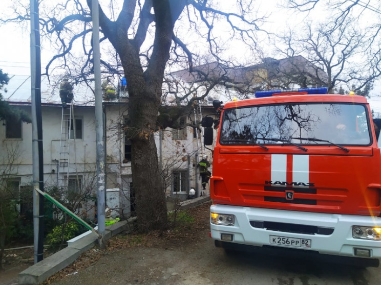 В Крыму горел двухэтажный дом – спасател…