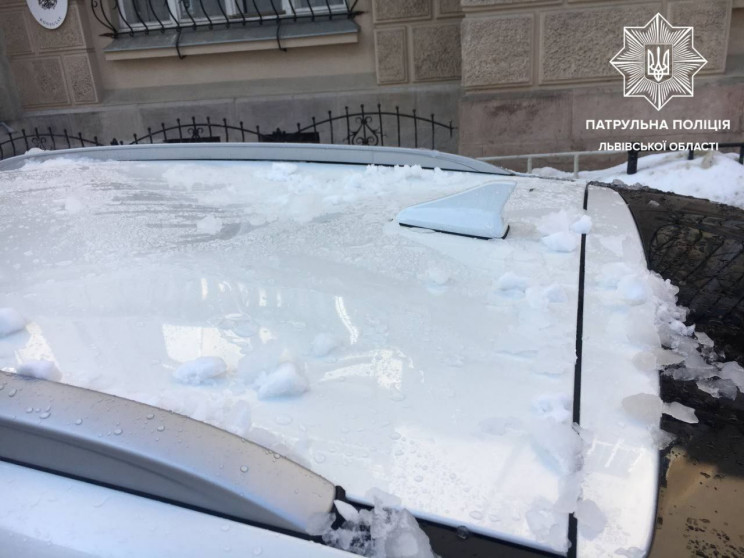 У Львові шматки льоду впали з даху і пош…