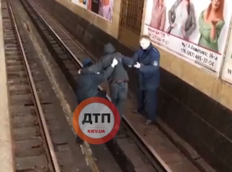 На метро "Хрещатик" чоловік впав на рейк…