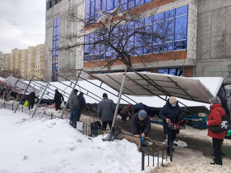 У Києві на стихійному ринку обвалилось н…