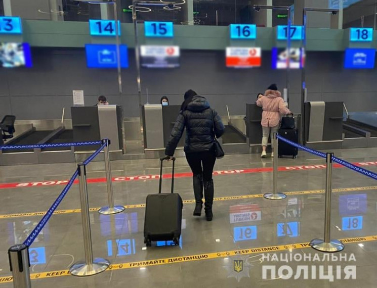 Поліція Києва у аеропорту затримала жінк…