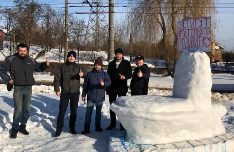 У Львові зі снігу зліпили гігантський ун…