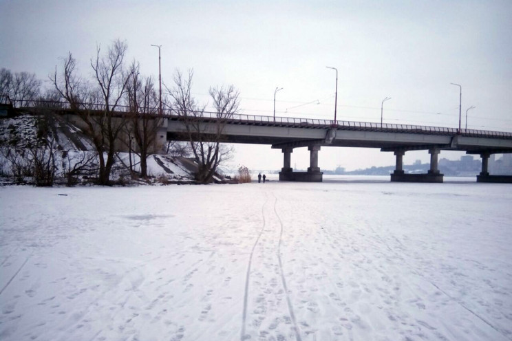 В Днепре дети гуляли по льду вблизи Ново…