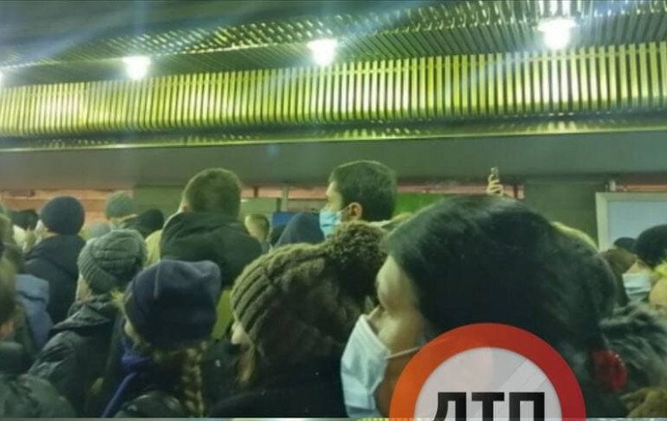 У Києві на метро "Харківська" утворилася…