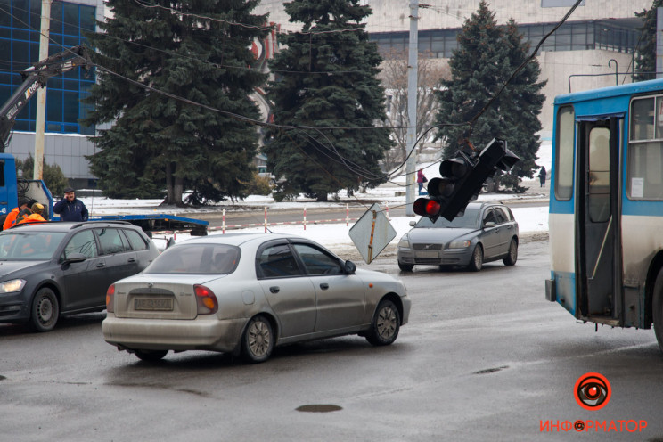 В Днепре на перекрестке упал светофор…