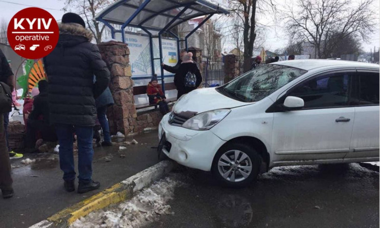 Під Києвом Nissan вилетів на тротуар і т…