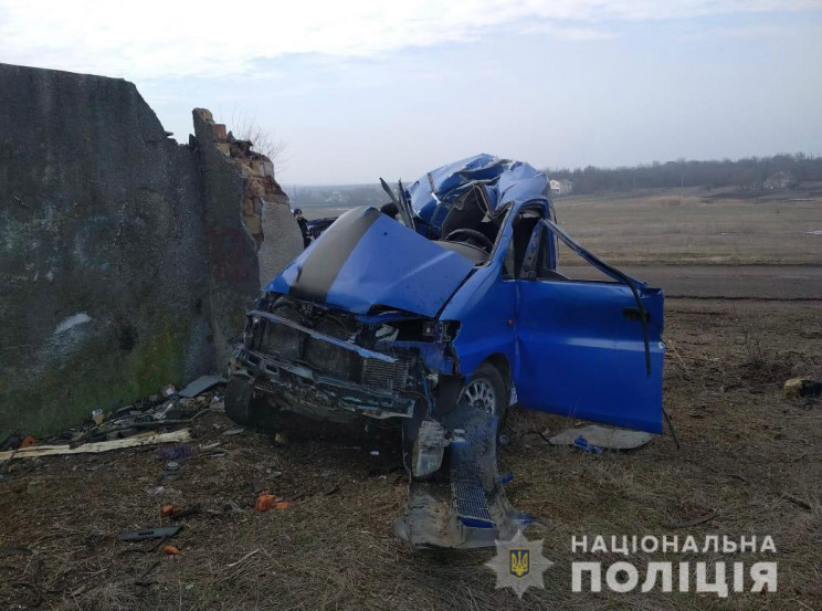 Автомобіль зім'ятий вщент, водій мертвий…