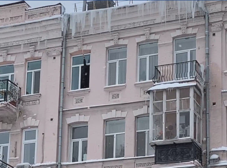 З даху впав сніг: У Києві жінка потрапил…