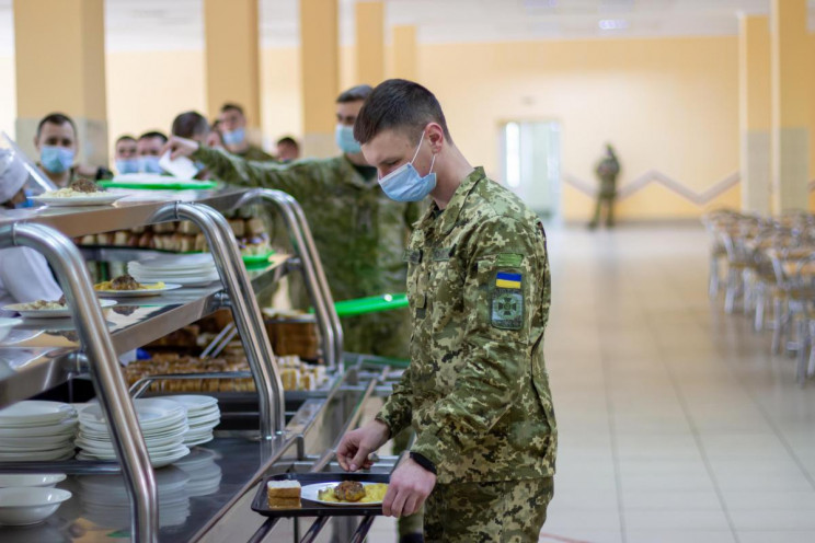 Курсанти-прикордонники НАДПСУ харчуються…