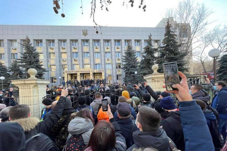 В Одесі біля Приморського суду, де оголо…