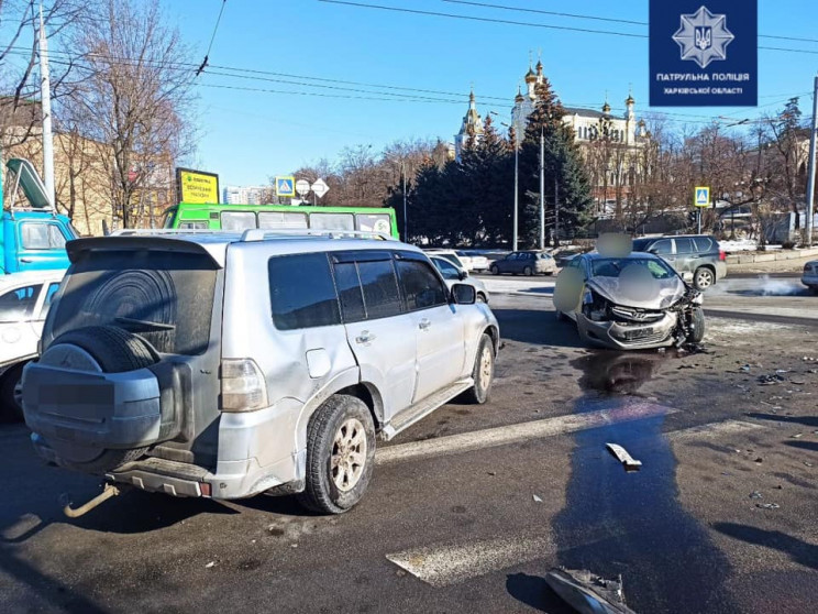 В центре Харькова врезалась машина извес…
