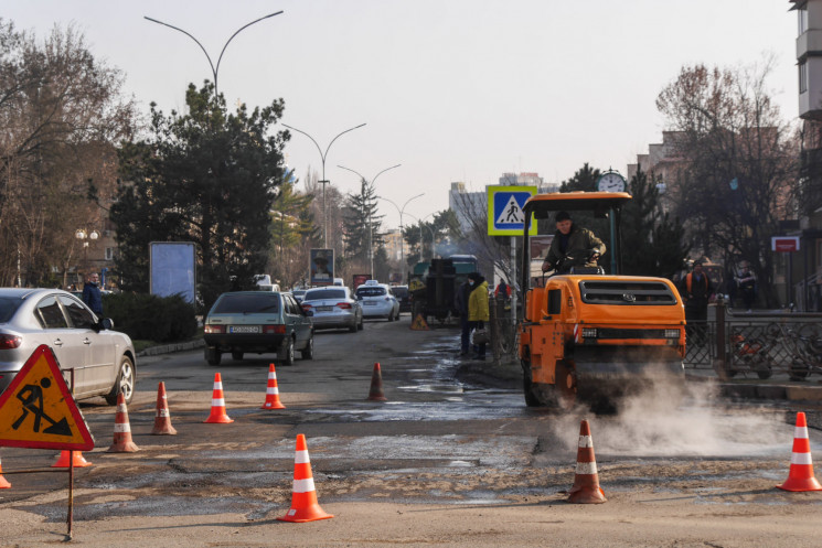 Ужгородські комунальники взялися латати…