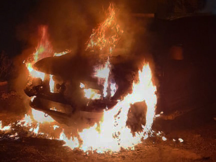 У Миколаєві вогонь знищив дві автівки…