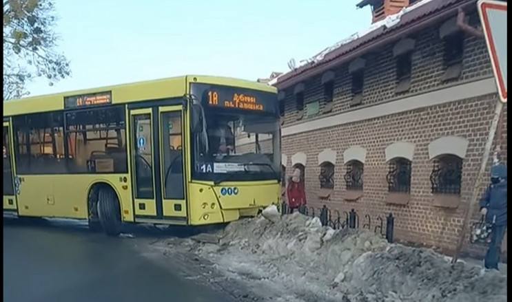 У Дублянах великий автобус потрапив у ДТ…